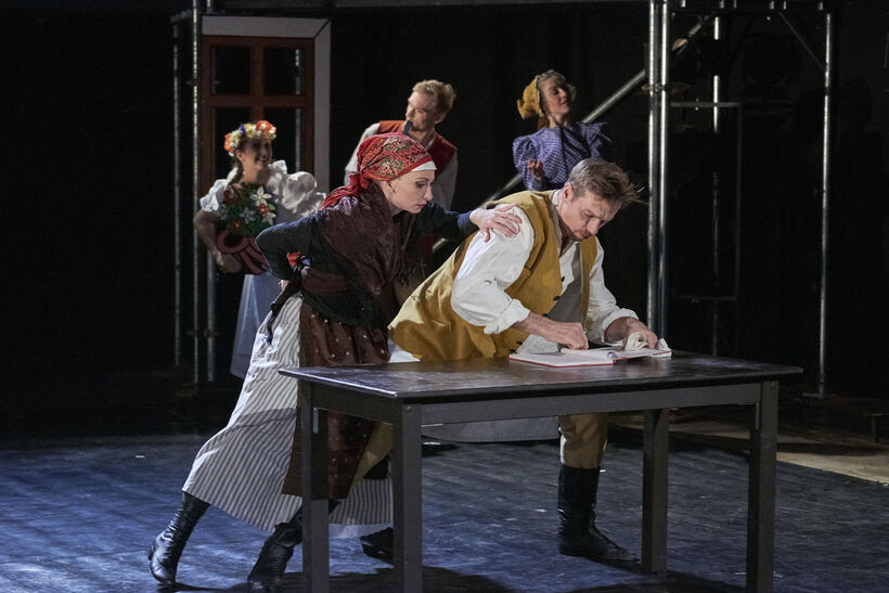 Inscenační porada (Petronela Bogdan, Zdeněk Mládek). Foto: Martin Roedl.